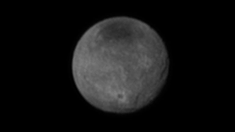 Πρώτες φωτογραφίες από τον Χάροντα, δορυφόρο του Πλούτωνα, δείχνουν χάσματα και κρατήρες